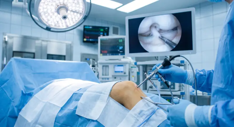 Artroszkópos meniscus szakadás műtét a műtőben.